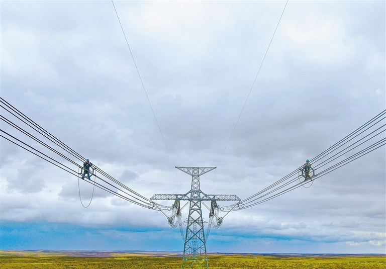 技术人员在特高压电网±800千伏昭沂直流线路开展检修作业。.jpg
