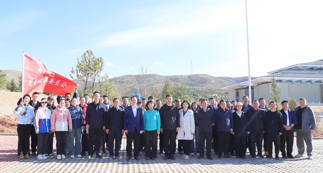内蒙古发展改革委组织党员干部开展义务植树主题党日活动